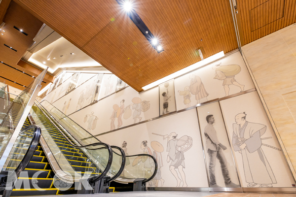建築師姚仁喜以知名繪卷《熙代勝覽》為靈感，於梯廳壁面打造江戶與現代人物古今交錯的趣味景象。