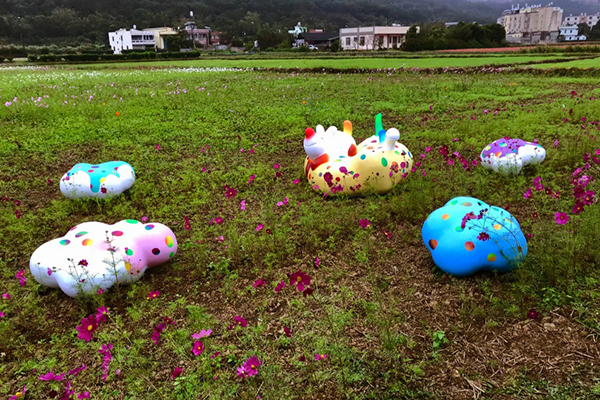 漁港周邊也聚集各種型態作品「彩虹雨」。