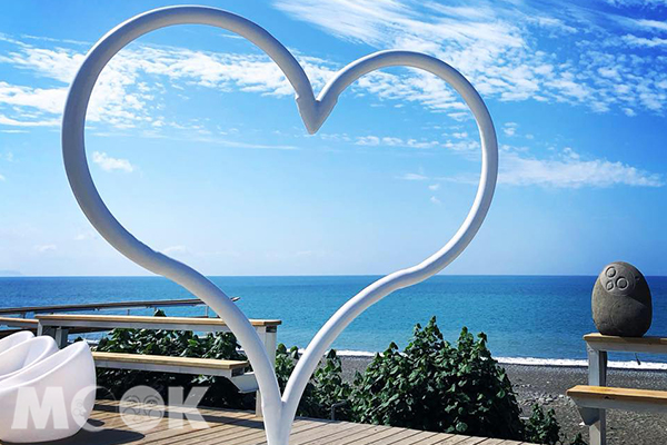 浪漫的愛心雕塑與美麗海景。 (圖／愛琴海岸海景咖啡餐廳)