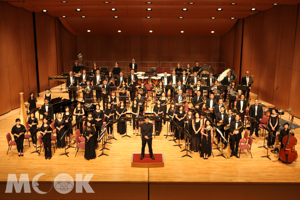 「10x10玩台北－國慶花車嘉年華」開幕晚會邀請到台北市立交響樂團、野火樂集演出。