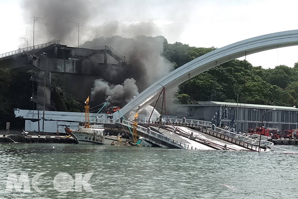 南方澳跨海大橋塌陷！船隻油罐車遭壓毀