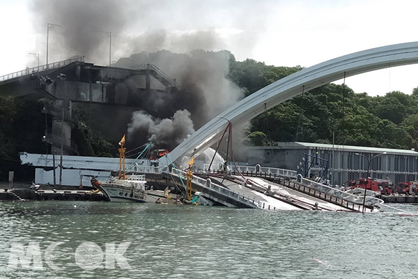 南方澳跨海大橋倒塌，現場因油罐車遭壓毀濃煙密布。 (圖／陳先生)