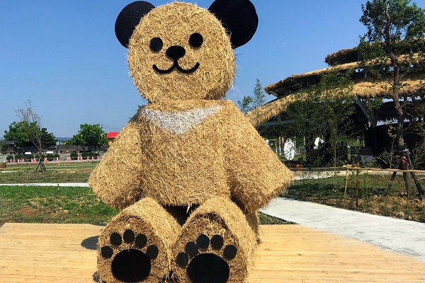 巨大的稻草熊現身桃園農博。（圖／桃園市政府，以下同）