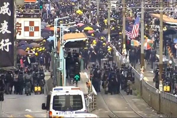 香港反送中陳抗事件仍持續進行，經過「禁止蒙面規例」事件有更升高緊張之情勢。(圖／美國之音)