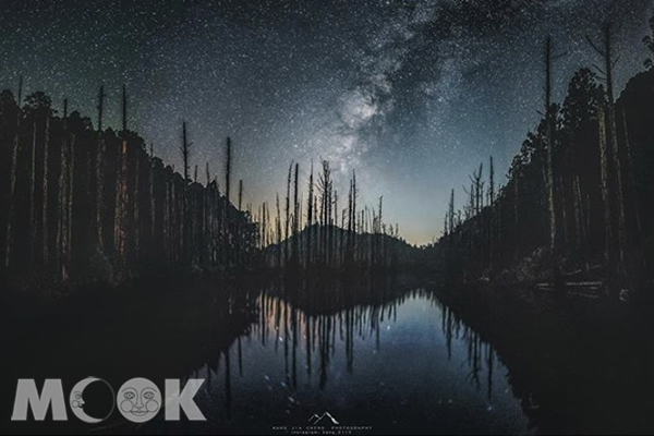 夜晚湖面倒映繁星點綴如晝的夢幻星空。 (圖／kang_0113)