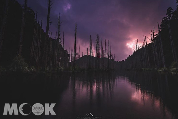 日落時分魔幻的水漾森林。 (圖／kang_0113)