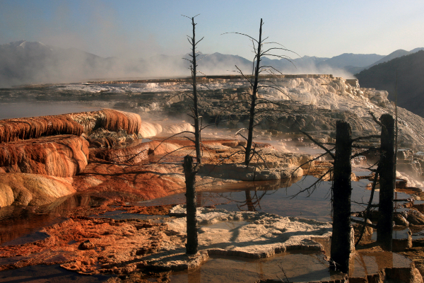 猛馬溫泉位於火山口的邊界。 (圖／維基百科)