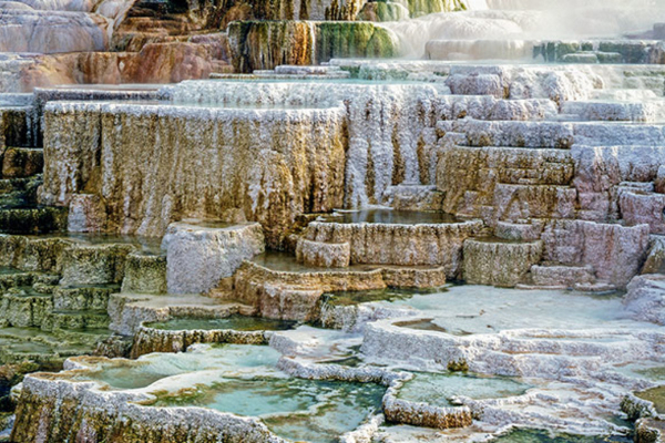 猛瑪溫泉涵蓋範圍廣大，是世界上已知最大的碳酸沉積溫泉。 (圖／Yellowstone National Park)