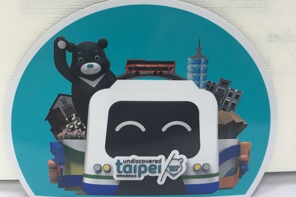 於國慶嘉年華活動現場與熊讚花車合照有機會得到限量紀念磁鐵。