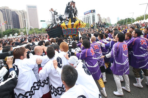 2015年日本松山市大神轎跨海來台，在台北市民廣場前震撼演出。(圖／台北市政府，以下同）