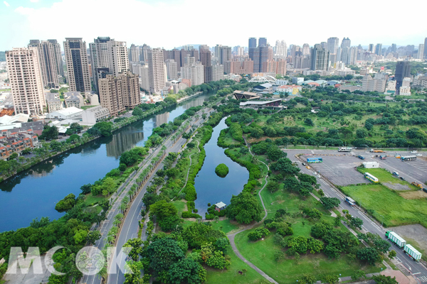 被大樓圍繞的中都濕地公園，是城市裡彌足珍貴的綠意仙境。