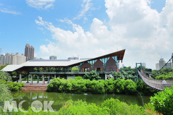 遊客中心有生態展覽，搭配木造建築的設計，更貼合自然景觀。