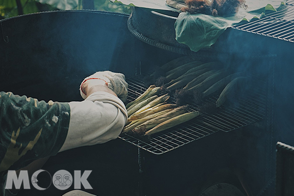 以原木烹煮的美味，島嶼餐宴。 (圖／景點家廖維仁)