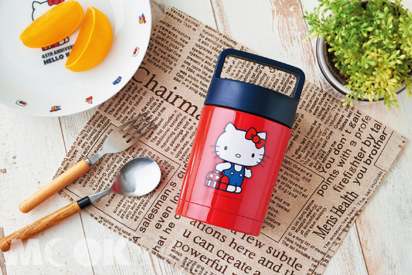 週年慶推出HELLO KITTY系列贈品。