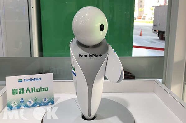 1號店的機器人Robo已在二號店晉升為「副店長」。