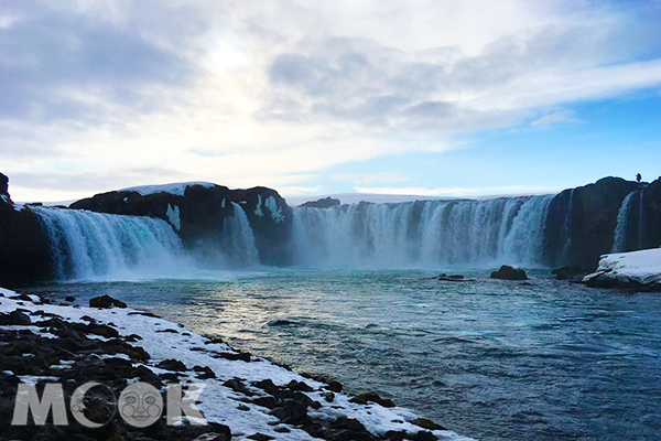 被列為冰島比朝聖景點之一的眾神瀑布。