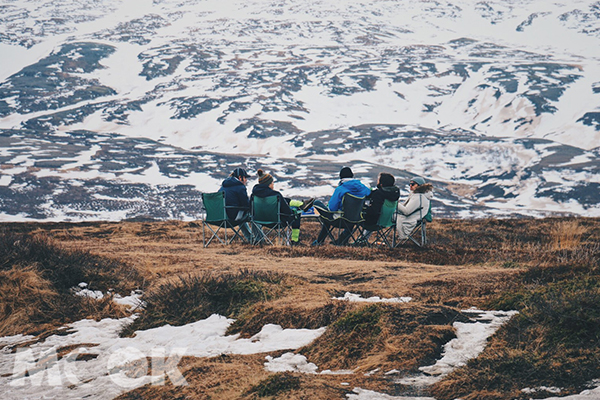 駕車環島的旅人們在瀑布附近悠閒的享受冰島自然風光。
