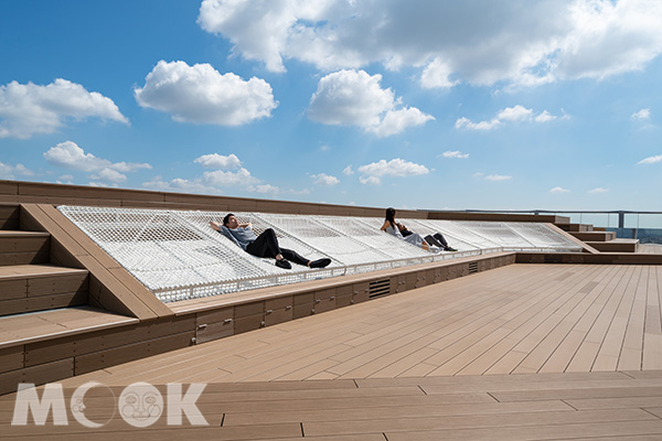 「CLOUD HAMMOCK」在網子上橫躺著仰望天空、享受放空時間。