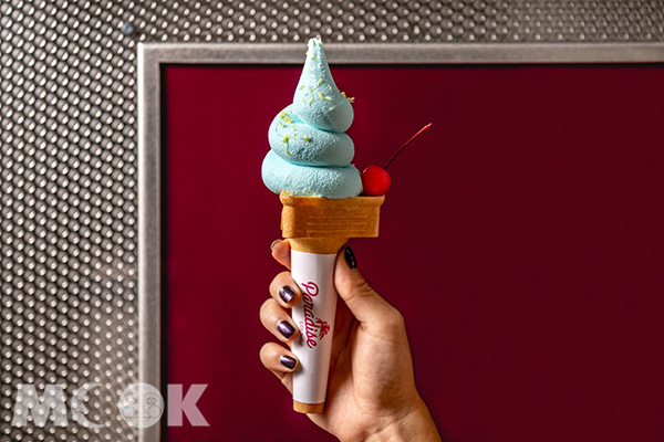 限定美食「SHIBUYA SKY跳跳糖汽水霜淇淋」，融合著懷舊與東京特有的摩登風味，開幕限定販售。