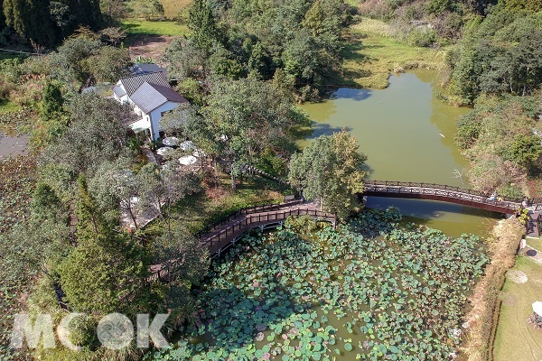 沿著向天湖散步，湖中山景倒影，非常漂亮