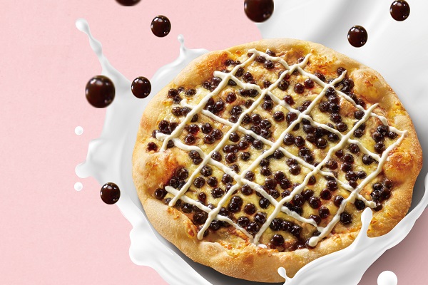 必勝客推出台式創意料理「QQ黑糖珍奶比薩」。（圖/必勝客）