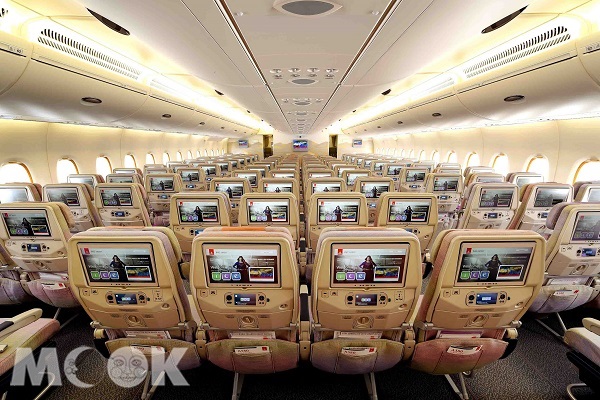 阿聯酋航空經濟艙備有13.3吋超大機上娛樂系統螢幕