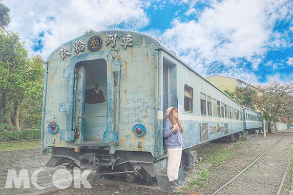 廢棄的石岡車站保留了兩節藍皮車廂提供大家拍照留念。 (圖／cccccc.b)