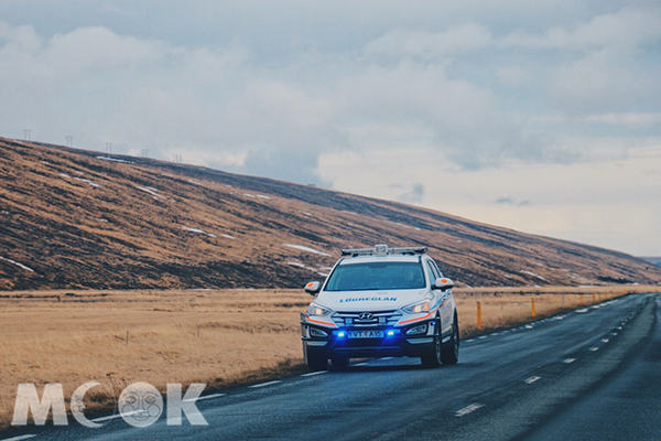 一路開了這個久終於在路上看到傳說中的冰島警察。