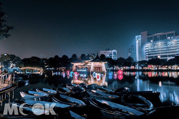 圓圓亮亮的繽紛水燈，讓夜晚的湖心亭更加浪漫。(圖／chinling_kuo)