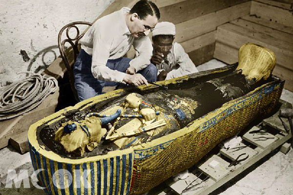 1922年英國的埃及古物學家霍華德•卡特，發現了幾乎沒有被盜掘的圖坦卡門法老陵墓，震驚全球，是古埃及文化研究的一大突破。