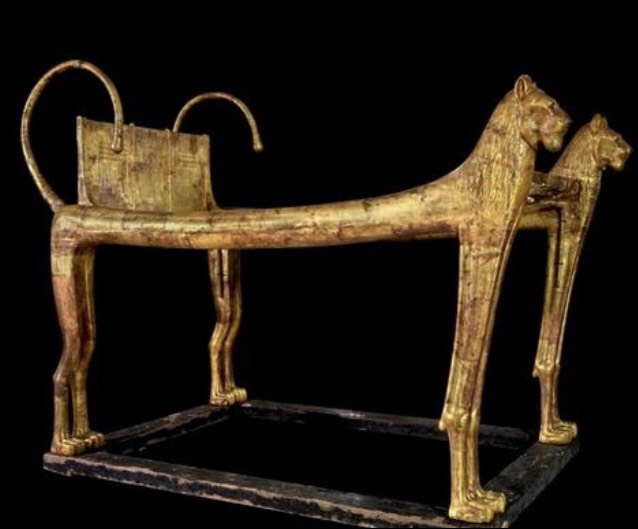 儀式用床，埃及人相信地平線的兩側各有一隻獅子，負責管理每日太陽的日出，於是埃及人也相信，當法老王死後，可以從此床上重生，進到來世。