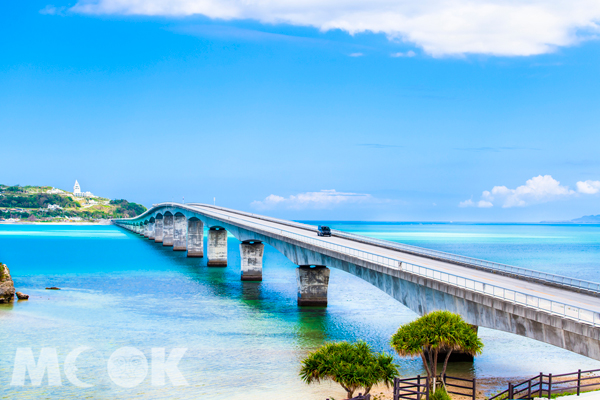 「沖繩縣」擁有絕美景觀的古宇利大橋。（圖／樂天旅遊）