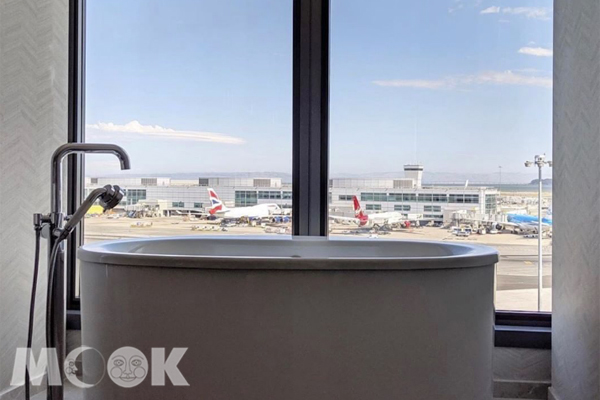 旅客可邊泡澡邊享受窗外機場景致。