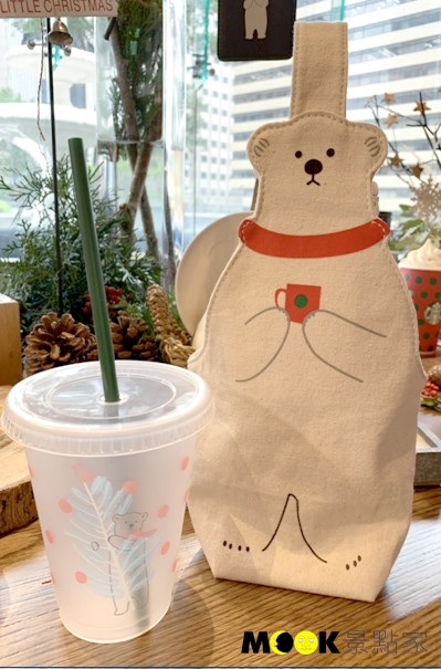 2019Kiara耶誕TOGO冷水杯，售價$85。容量：16OZ。北極熊造型隨行杯袋，售價$300。