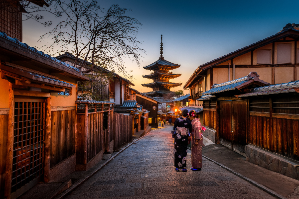 古色古香的日式街景，吸引許多旅人到訪，但勿在私家道路拍照，以免受罰。 (圖／Sorasak on Unsplash)