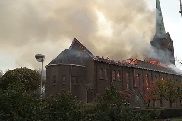 荷蘭的霍赫馬德一間百年教堂傳火警。（圖／YouTube –Sleutestad）