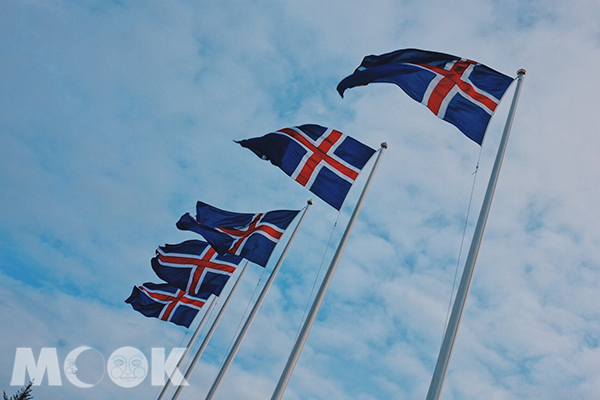 飄揚於風中的冰島國旗。