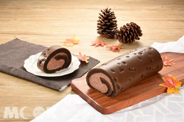 「黑魔粒」生乳捲使用法國米歇爾柯茲巧克力製成美味巧克力甜點。（圖／亞尼克 )