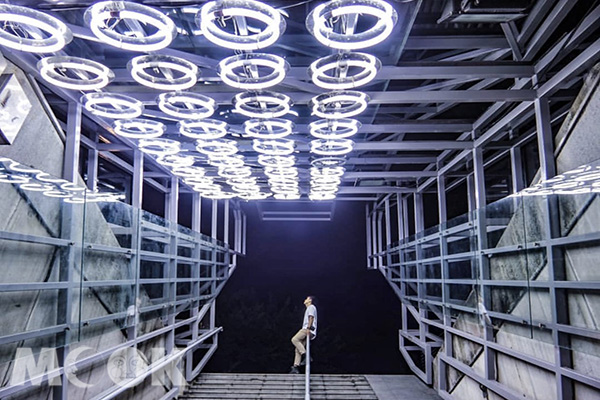 劍潭站地下道特殊的燈光設計，充滿科幻風格，吸引不少人潮拍。(圖／xuyuz0522)