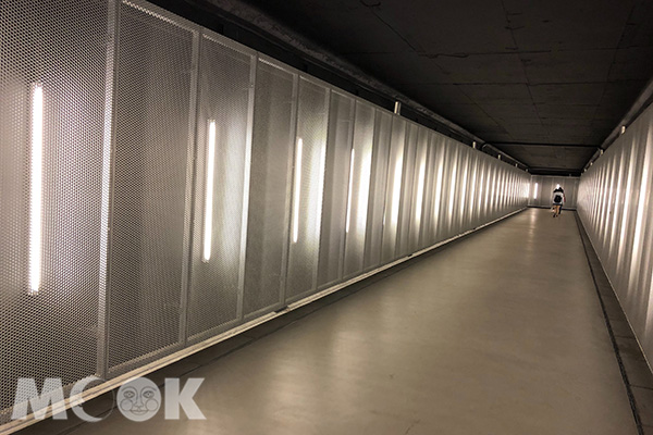 劍潭站1號出口的地下走道，像是無限延伸的時空隧道。