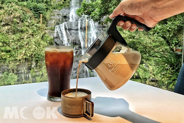 邊喝咖啡邊賞瀑布，整個超享受。 (圖／s_h_u__12)