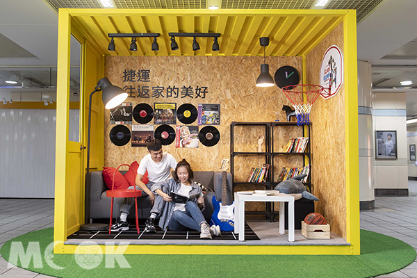 西門站的IKEA空間，亮眼的黃色貨櫃配上個性家具家飾品，還能在牆上留言。