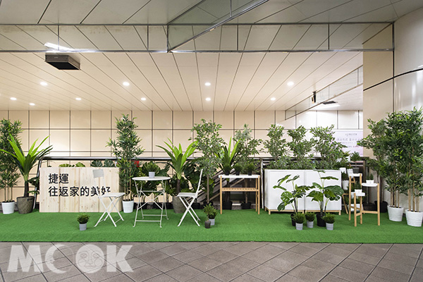 七張站提供居家陽台空間的佈置靈感，運用大量植栽打造了一塊綠色天地。