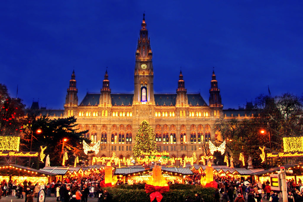 維也納市政廳前廣場被燈飾照的燦爛輝煌。 (圖／travelmoodz）