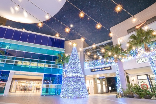 林口店8米高聖誕樹由藍色雪花跟暖黃星光堆疊而成。（圖／MITSUI OUTLET PARK，下同）