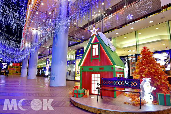 冰紛聖誕小屋與抱抱雪寶。(圖／台灣華特迪士尼，以下同)