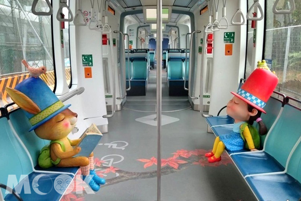 列車裡還有可愛的實體繪本主角娃娃。(圖／新北捷運公司)
