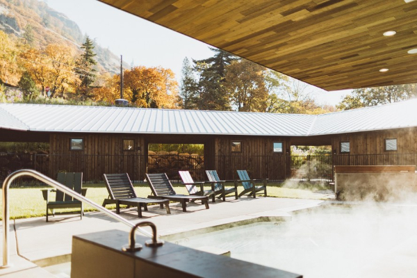 旅人們能一邊享受水療一邊欣賞美麗的峽谷風景。 (圖／The Society Hotel，以下同)