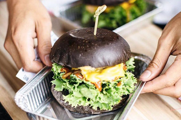 JETS嘉年華快閃美食Scratch Burger 黑膠漢堡。