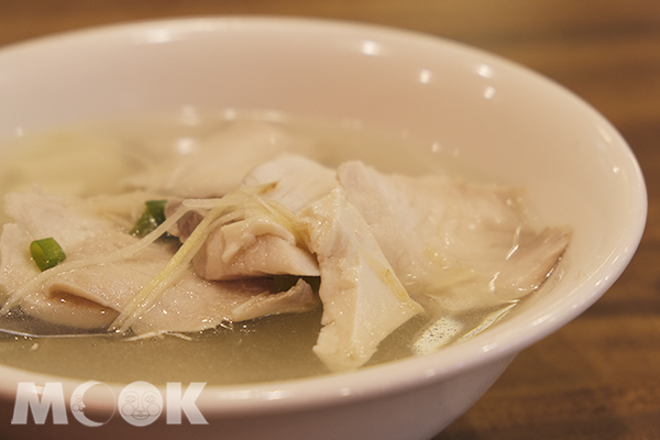 鮮魚湯的魚肉頗嫩，湯頭也很鮮甜。